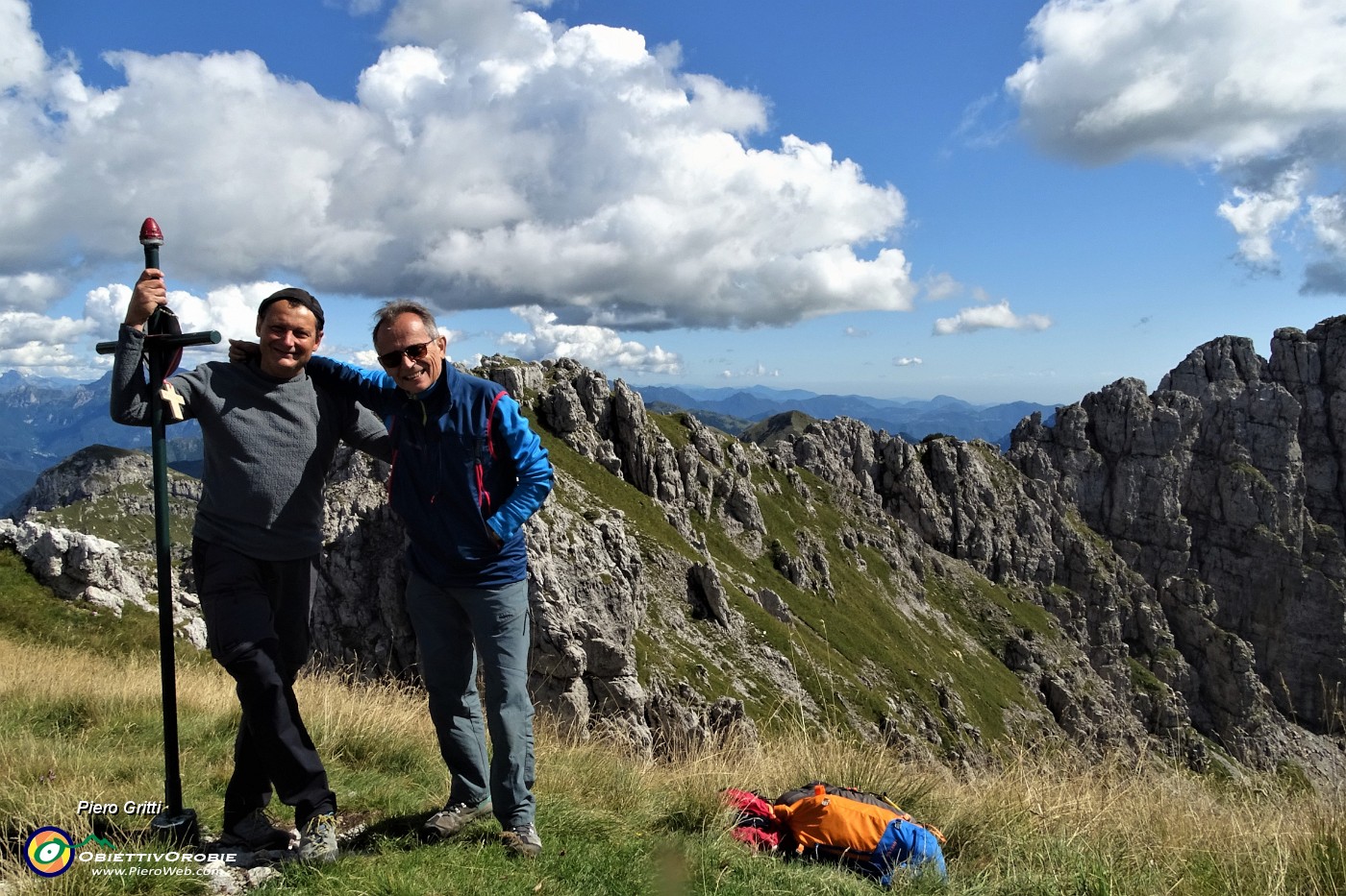 61 Alla croce di vetta dello Zucco Barbesino piacevole incontro con l'amico Alessio che rientra dallo Zuccone Campelli.JPG